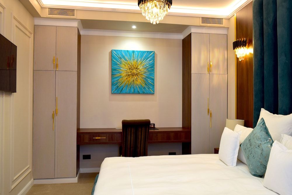 Hotel Boutique 5 Continents Business Suite, 1 King Bed with Sofa bed, Ensuite 3