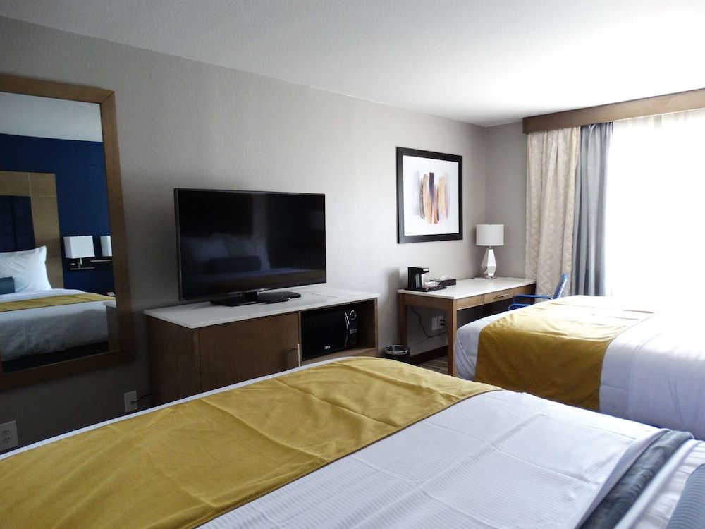 Best Western DeWitt Standard Room, 2 Queen Beds, Non Smoking, Microwave 3