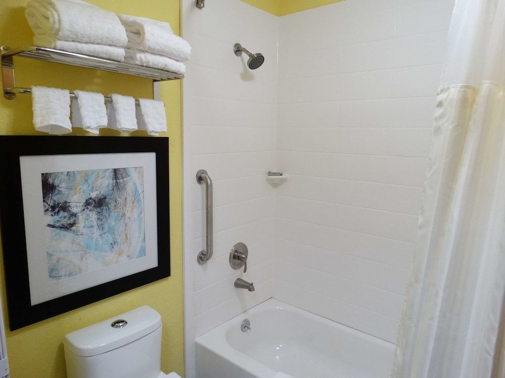 Best Western DeWitt Standard Room, 2 Queen Beds, Non Smoking, Microwave 4