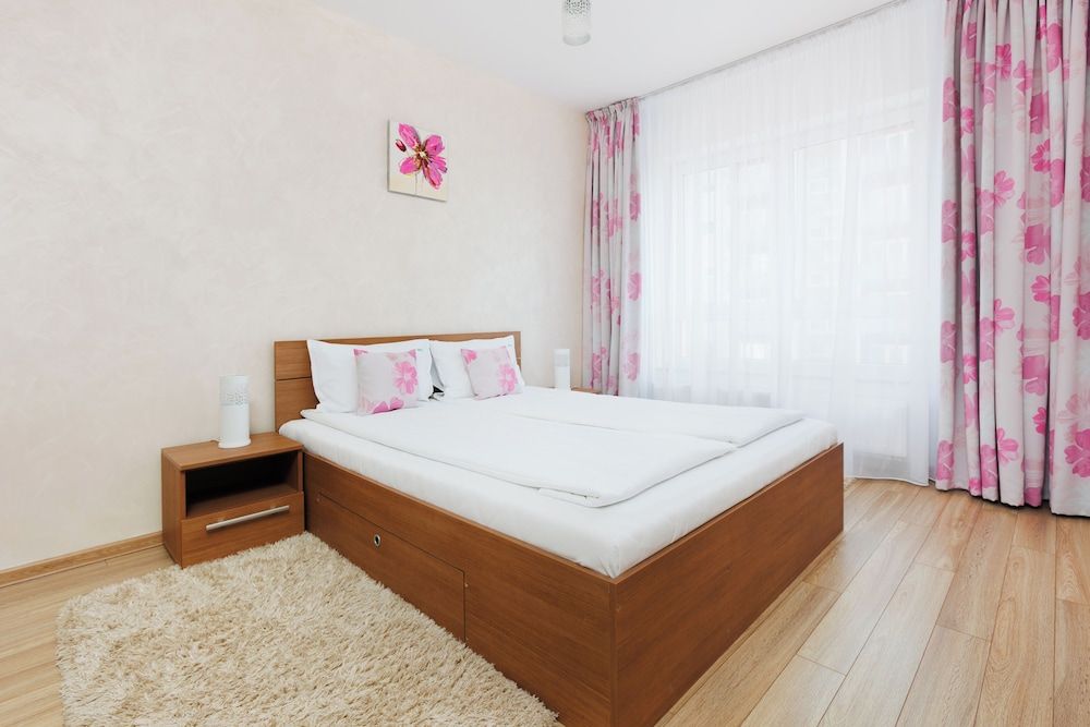 Brasov Holiday Apartments Junior Suite with Balcony (Magenta)