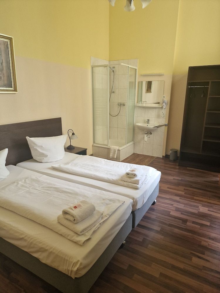 Hotel Am Stuttgarter Eck Double or Twin Room, Shared Bathroom 3
