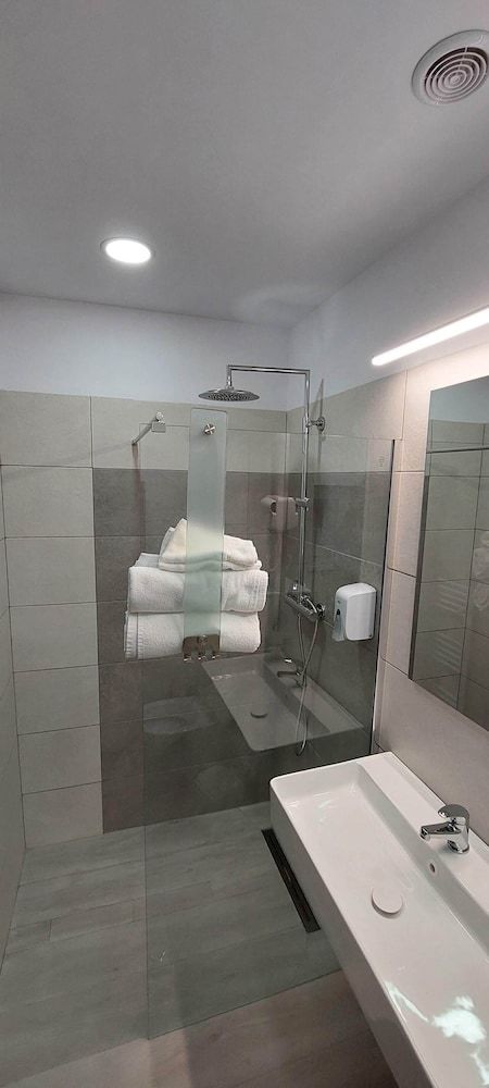 Riunione Twin Room 10