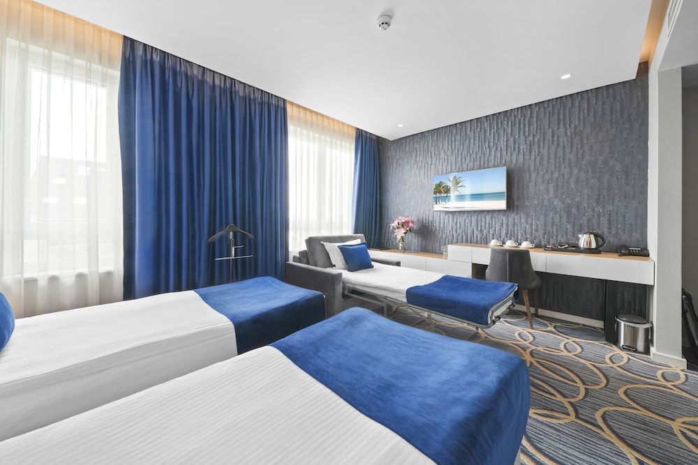 Sky hotel Family Room  with Free Parking 15