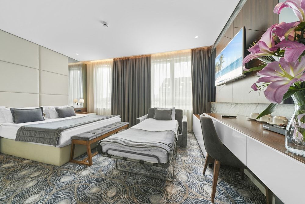 Sky hotel Family Room  with Free Parking 5