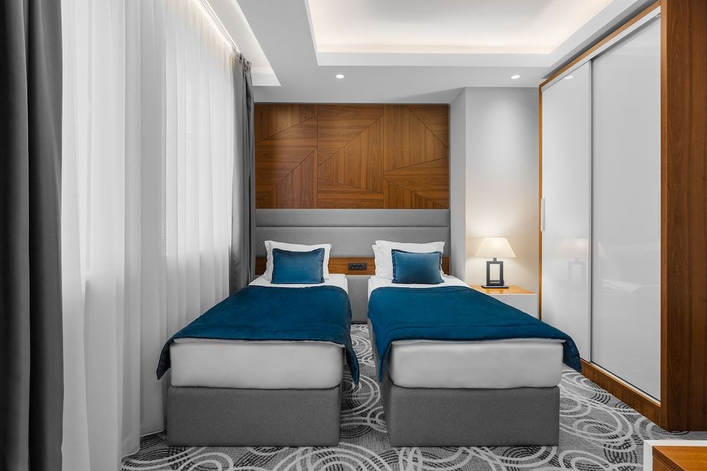 Sky hotel Family Room  with Free Parking 3