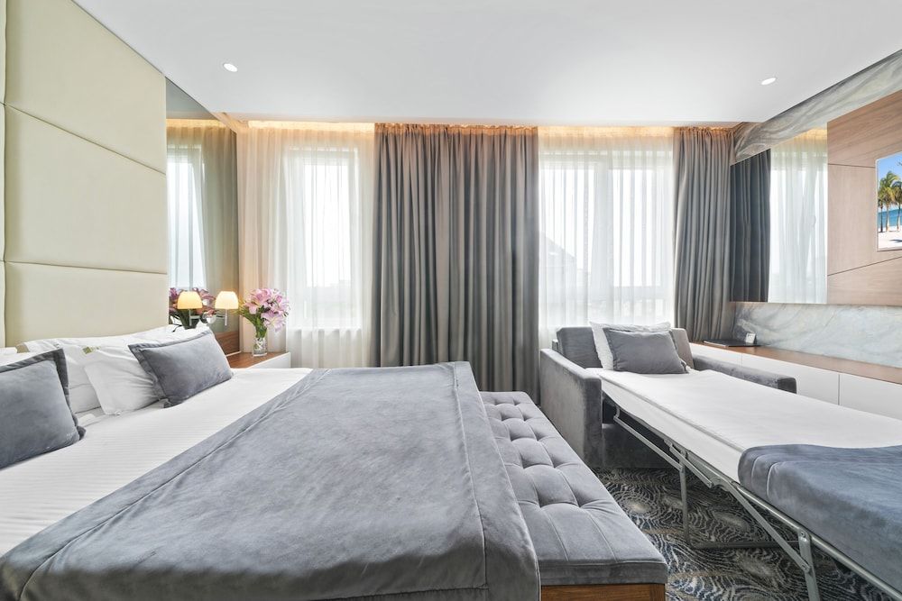 Sky hotel Family Room  with Free Parking 16