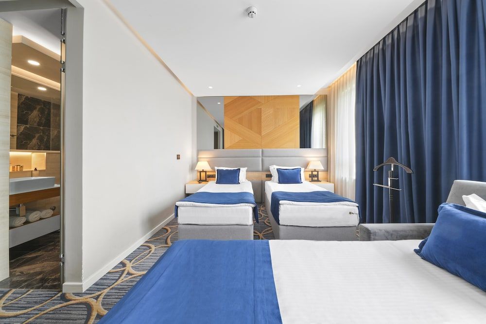 Sky hotel Family Room  with Free Parking 6