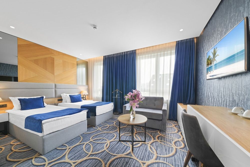 Sky hotel Family Room  with Free Parking