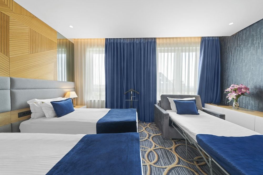 Sky hotel Family Room  with Free Parking 9