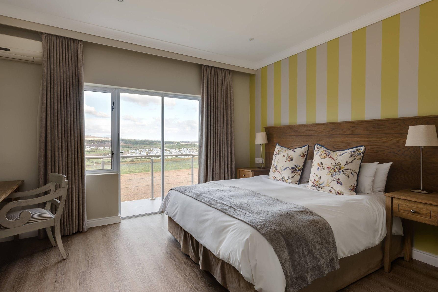 Family room, Bedroom 1: 2 Twin, Bedroom 2: 1 King