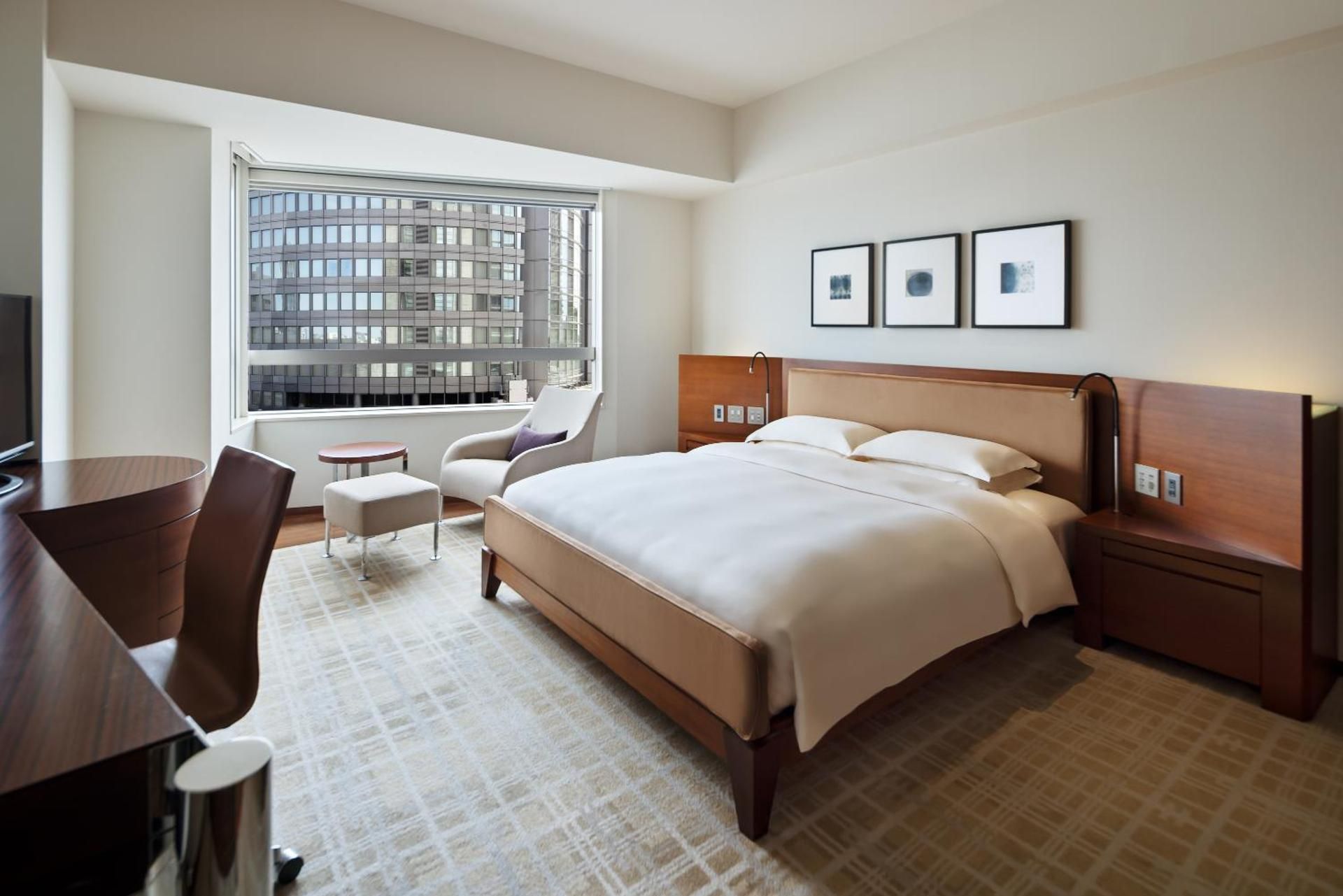 1 King Bed, Club Access