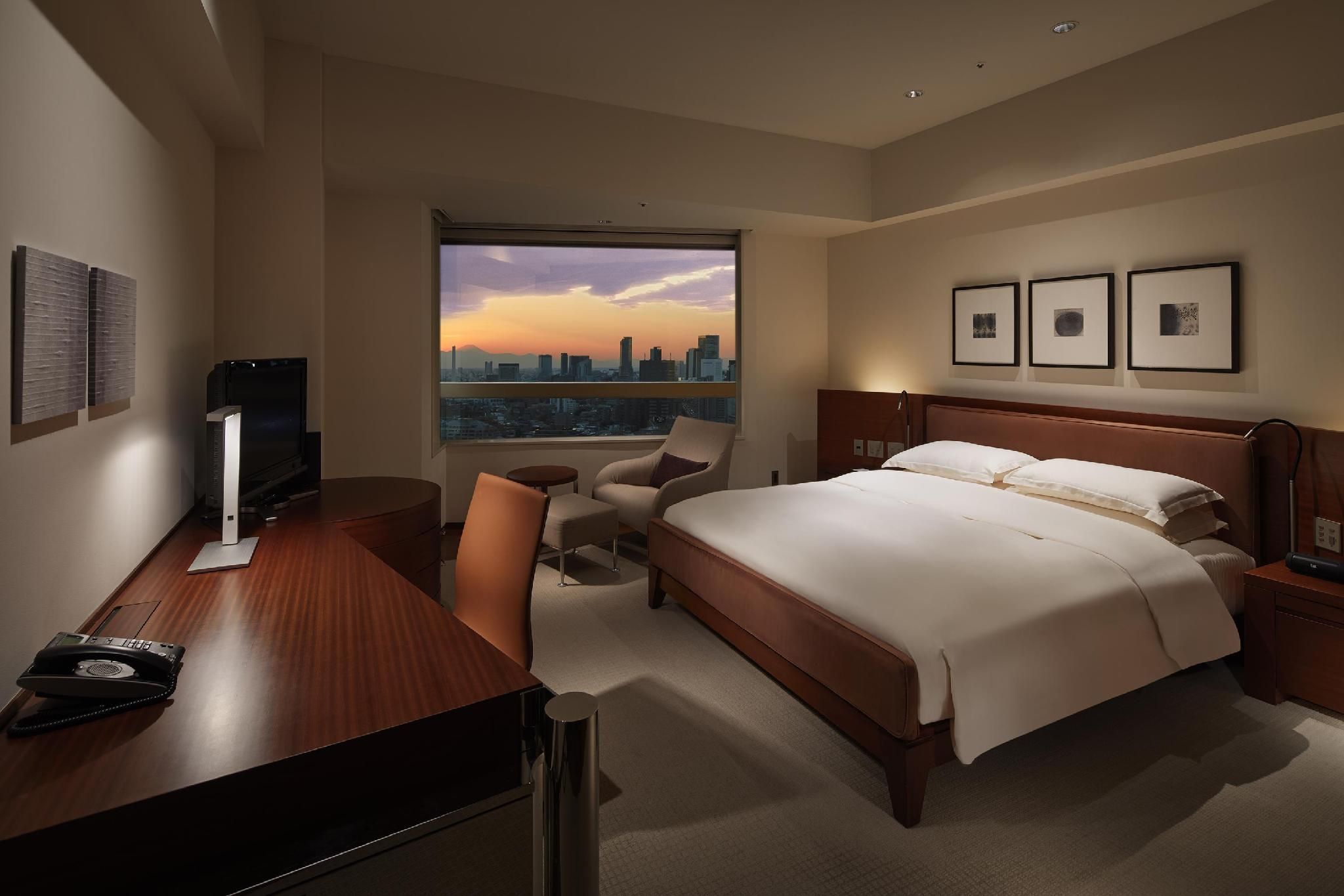 1 King Bed, City View