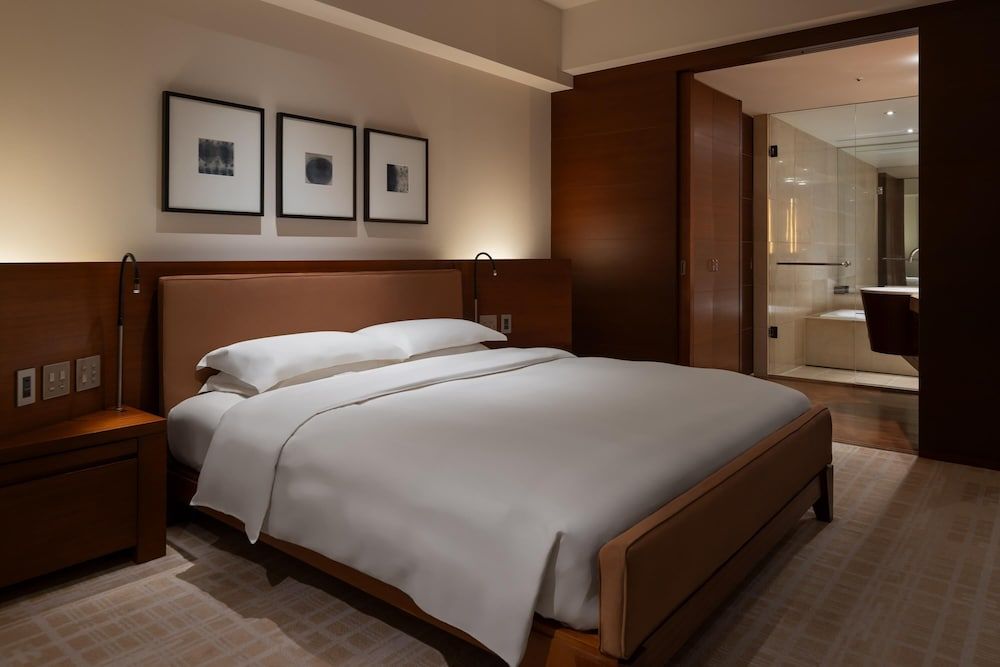 1 King Bed Room with City View
