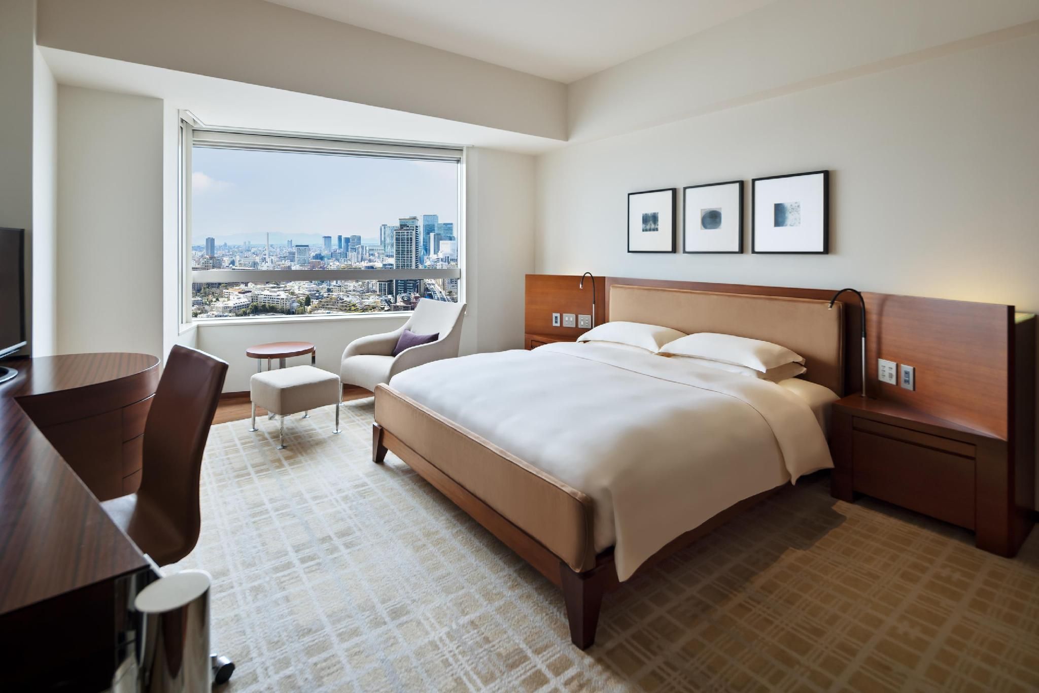 1 King Bed, City View
