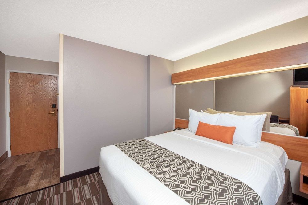 Standard Room, 1 Queen Bed