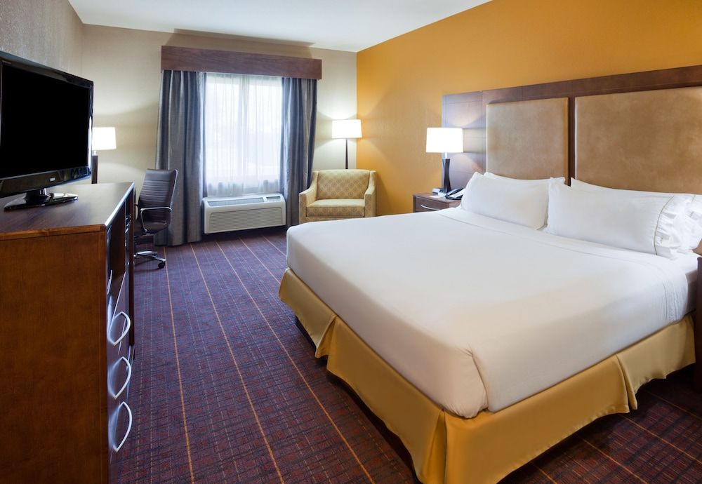 Standard Room, 1 King Bed, Transfer Shower (Communications Accessible)