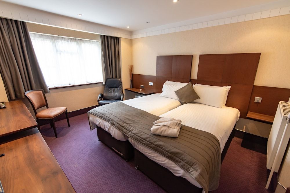 Thatchers Hotel Standard Twin Room 5