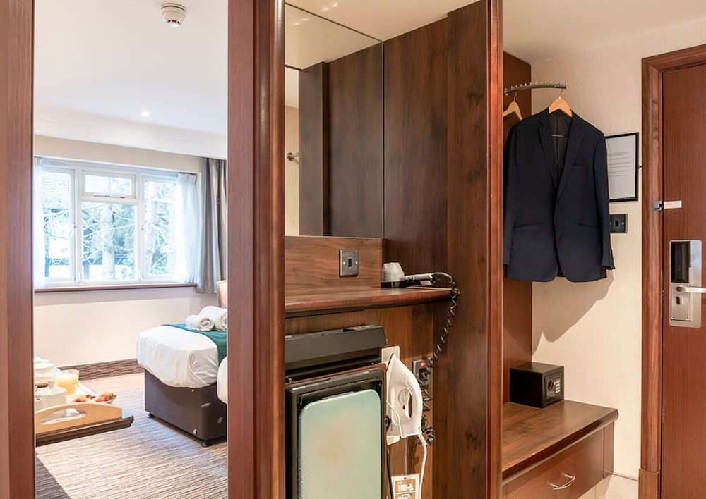 Thatchers Hotel Standard Twin Room 8