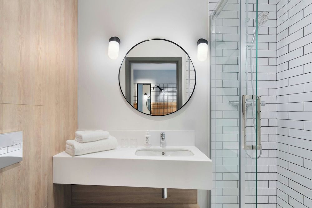 Moxy Belfast City Moxy Queen 3