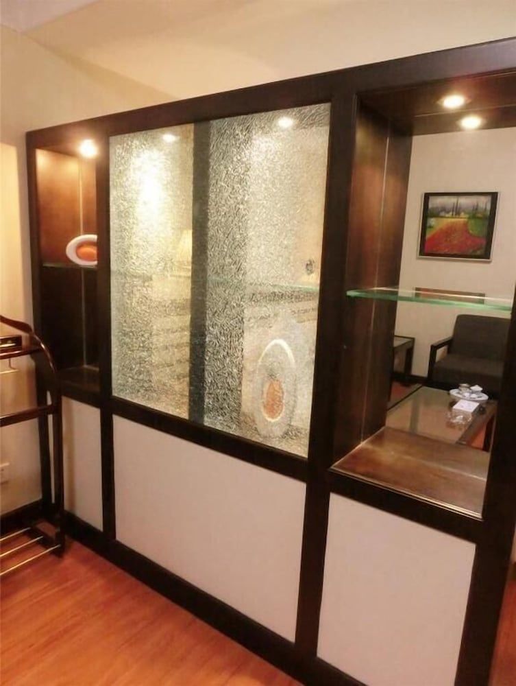 Hotel Canton Commercial King Room 15