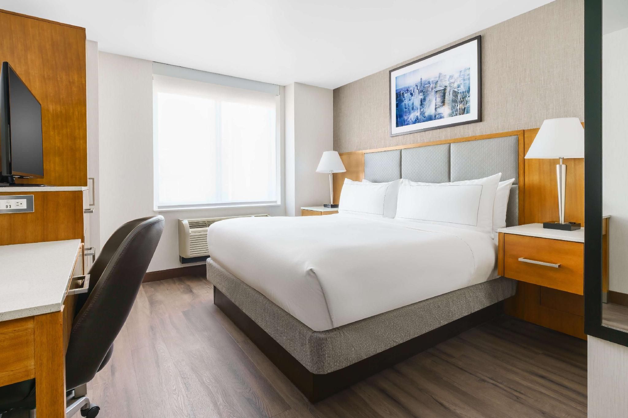 1 King Bed 2 Room Suite-sofabed-nonsmoking
