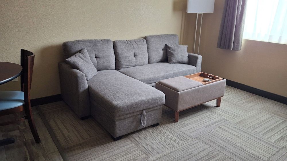 Island Suites Deluxe Queen Suite 8