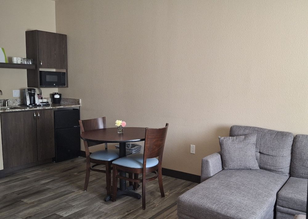 Island Suites Premium Suite, 1 Queen Bed with Sofa bed, Accessible 9