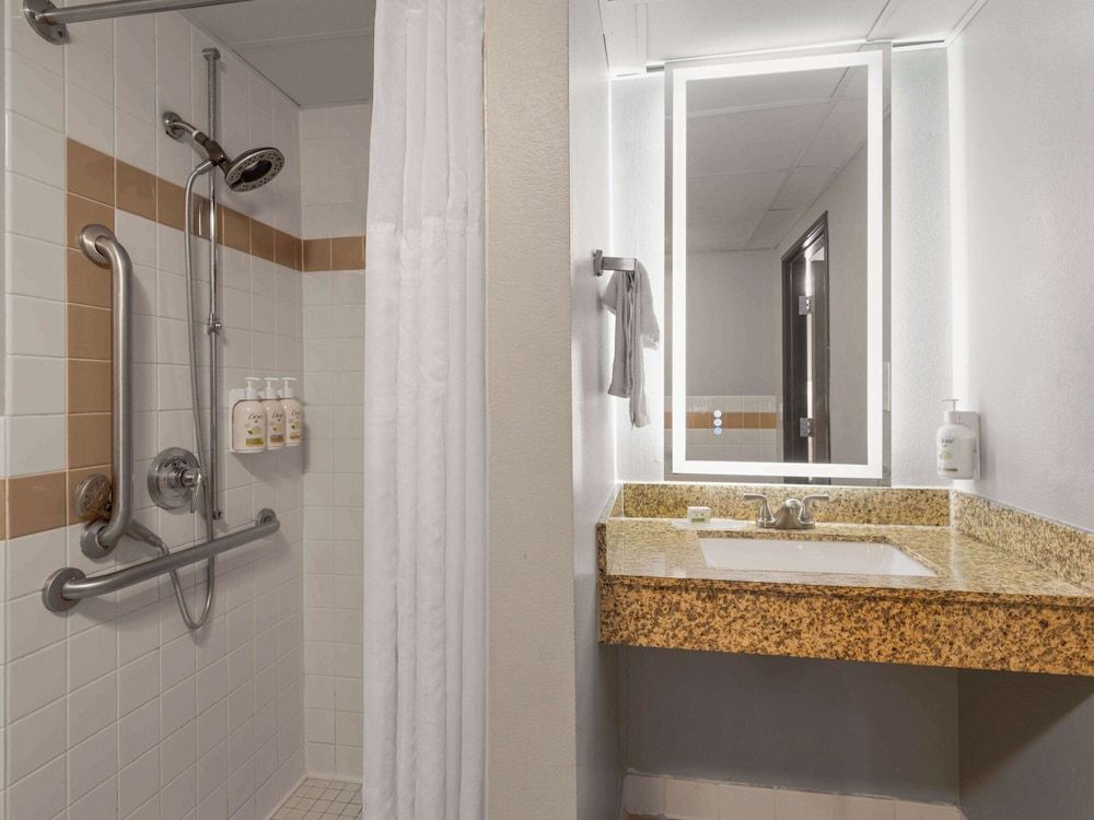 Room, 1 King Bed,Handicap Accessible, Non Smoking