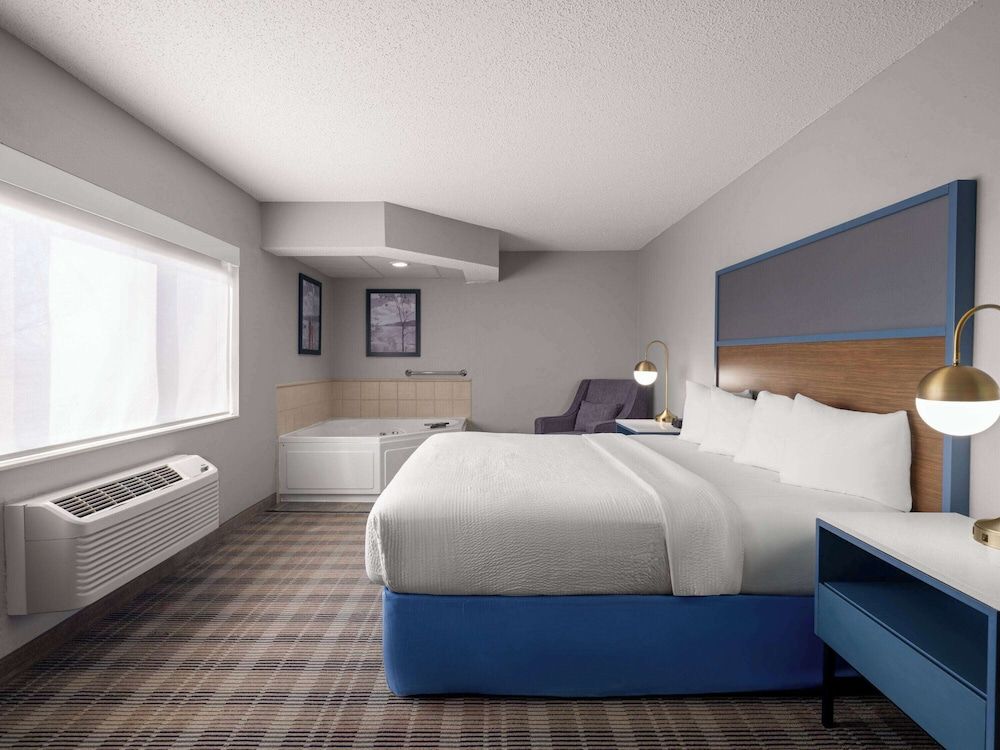 Luxury Suite, 1 King Bed, Non Smoking (Deluxe, One Bedroom)