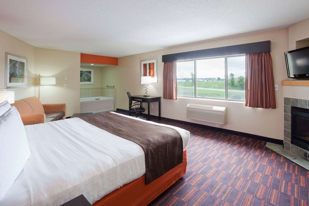 Luxury Suite, 1 King Bed, Non Smoking (Deluxe, One Bedroom)