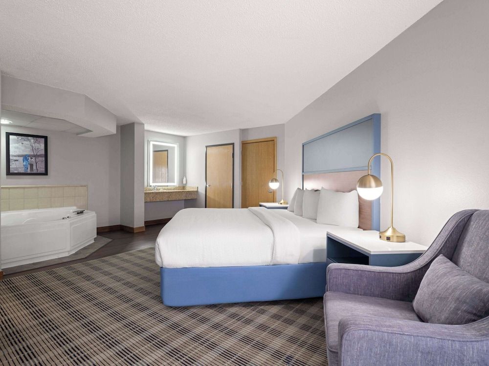 Suite, 1 King Bed, Non Smoking