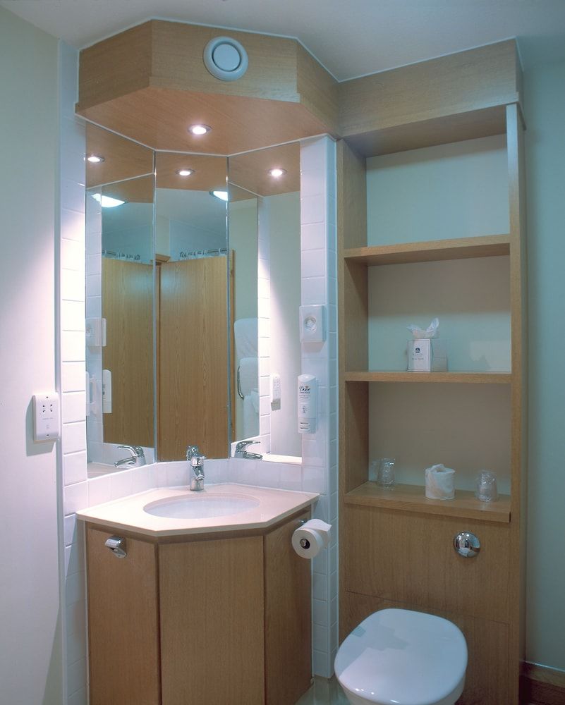 Big Blue Hotel Twin Room 3