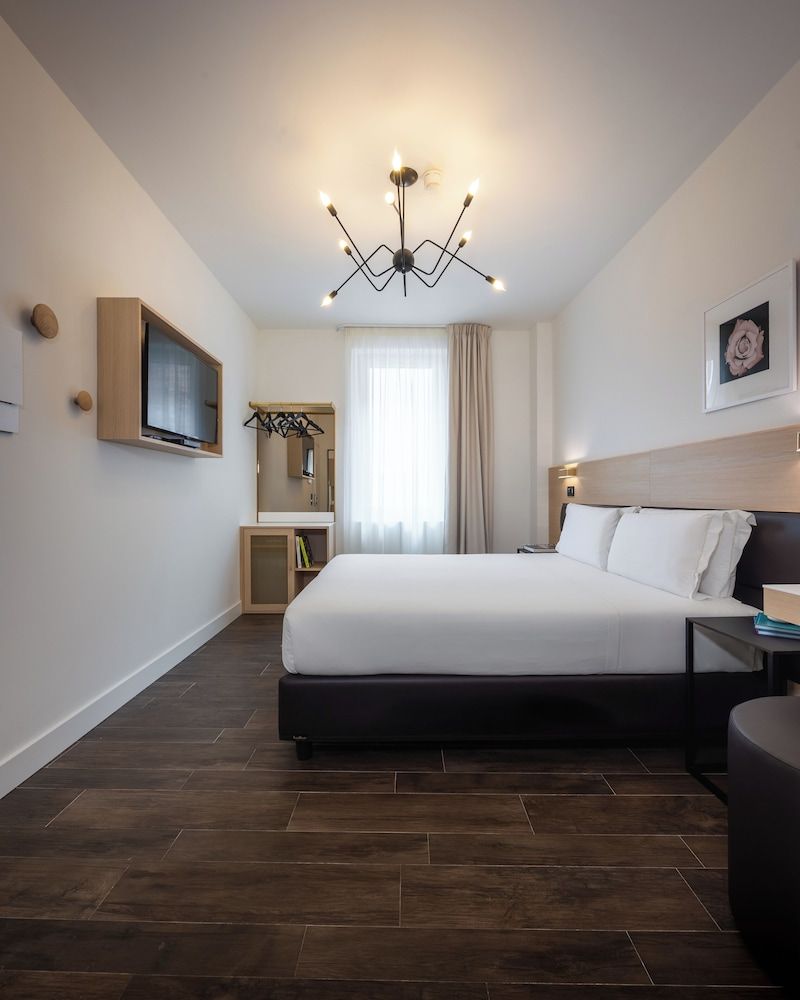 Globus Urban Hotel Deluxe Double Room