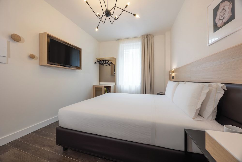 Globus Urban Hotel Deluxe Double Room 2