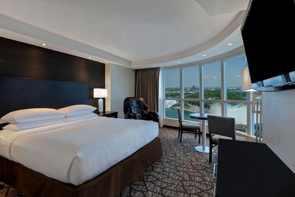 Premium Corner Suite - King, Sofabed, Views Niagara Falls & American Falls - Floor 25-35