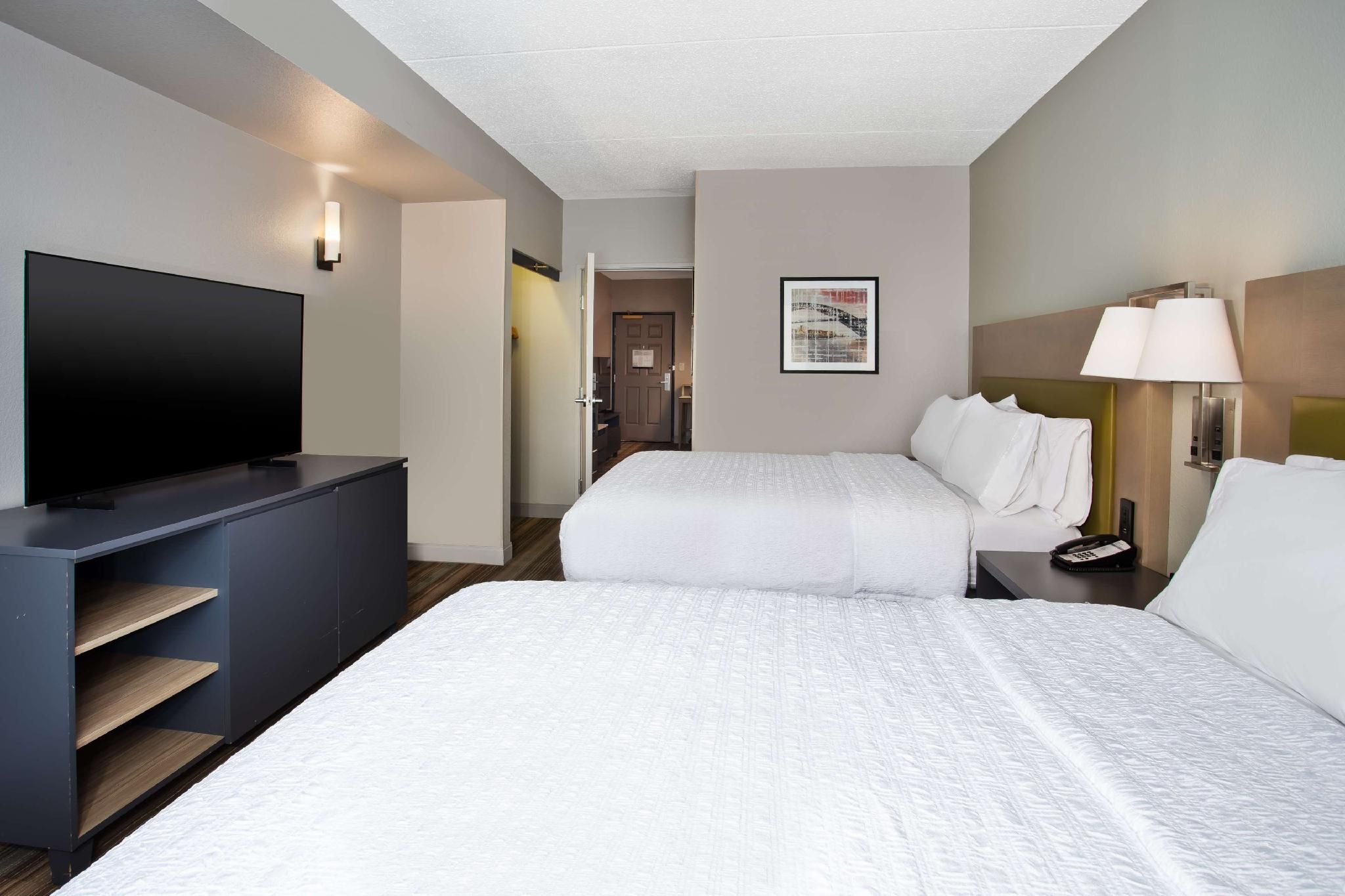 2 Queens Microwv/Fridge Suite