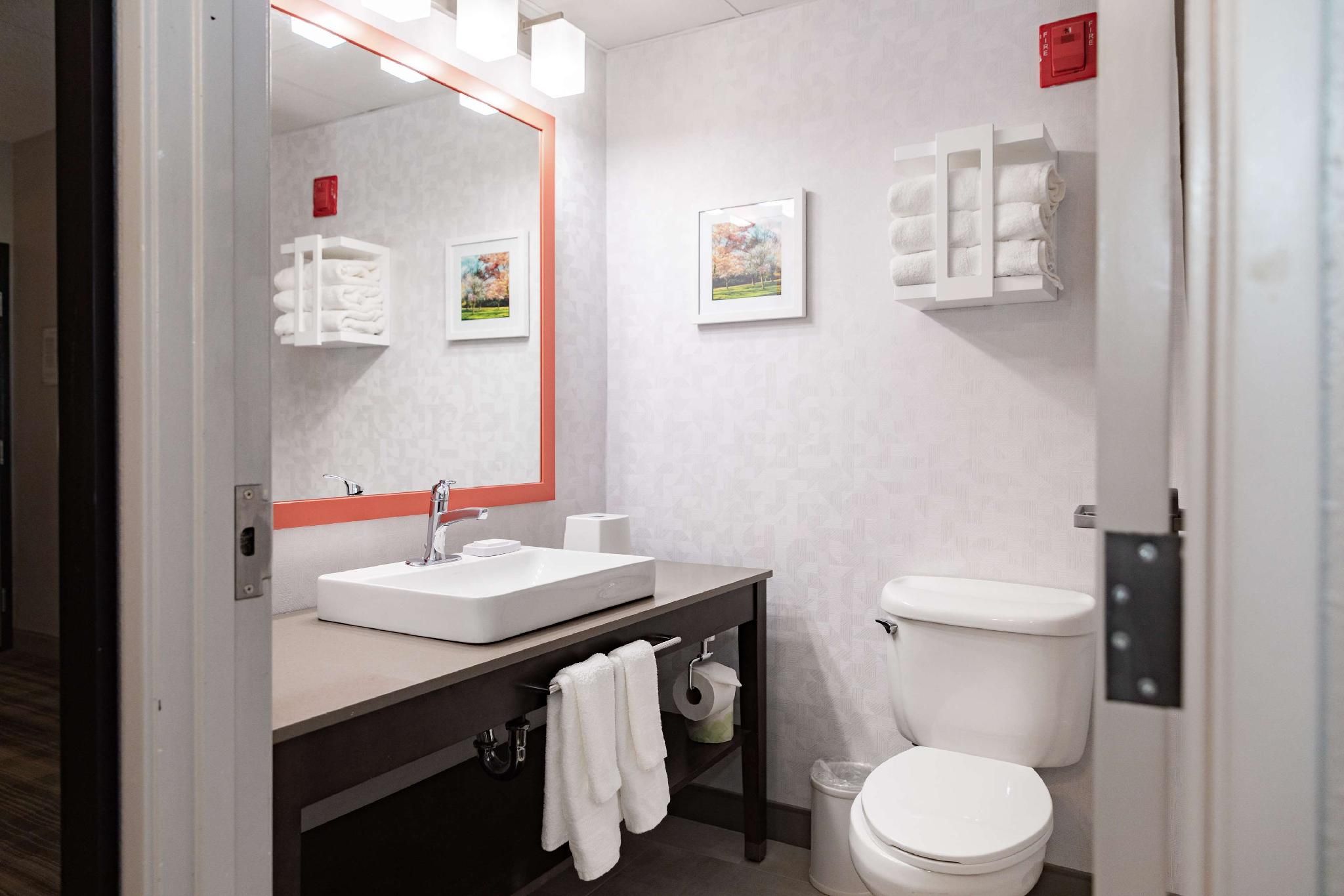1 King Microwv/Fridge Suite