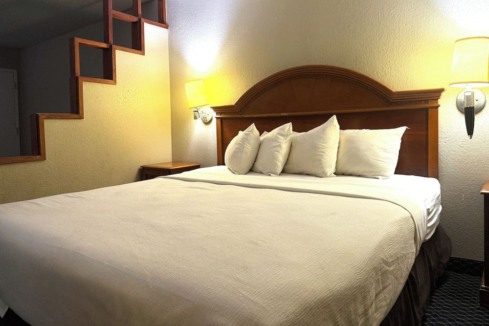 Suite, 1 King Bed, Non Smoking (Accessible)