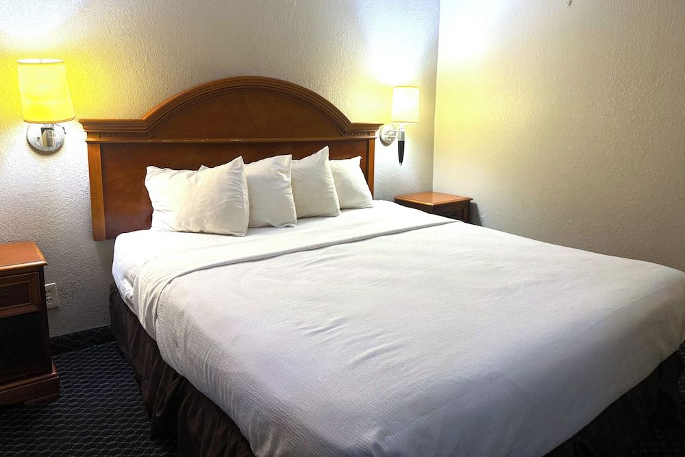 Suite, 1 King Bed, Non Smoking (Accessible)