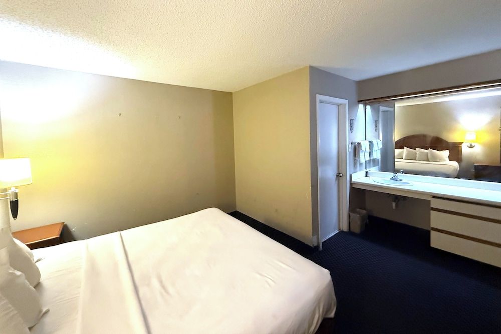 Room, 1 King Bed, Non Smoking