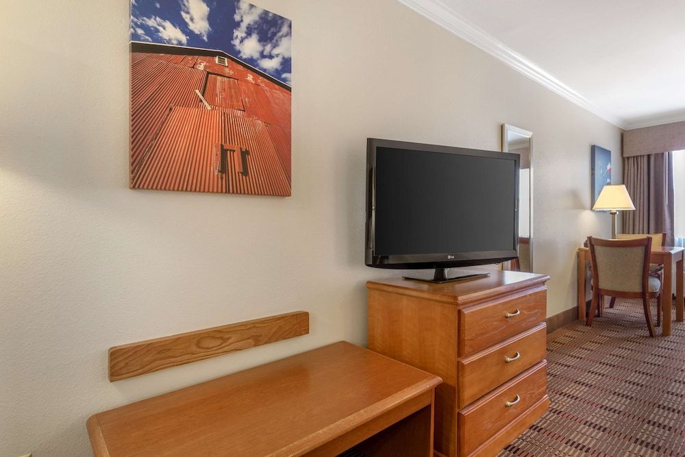 Best Western Club House Inn & Suites Standard Room, Multiple Beds, Non Smoking, Refrigerator & Microwave 4