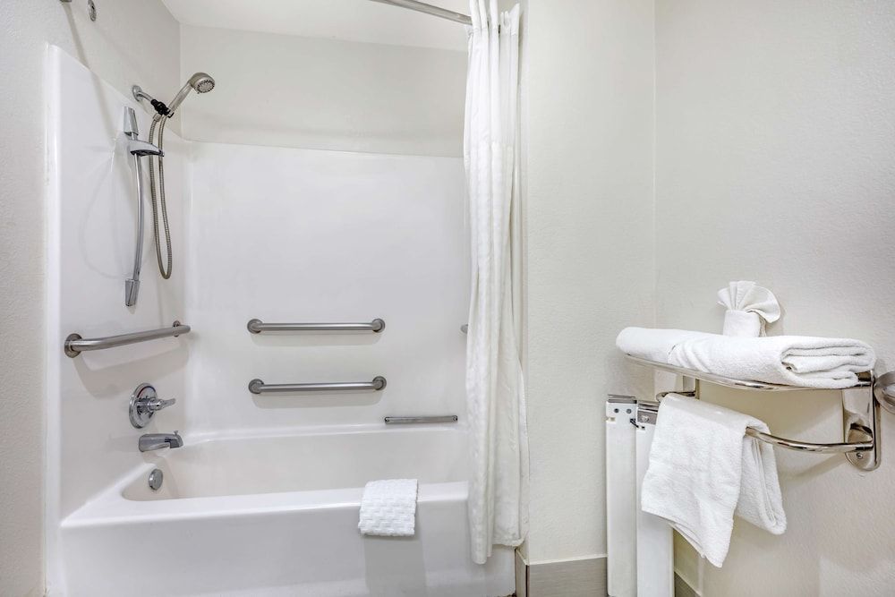 Best Western Club House Inn & Suites Standard Room, Multiple Beds, Accessible, Refrigerator & Microwave (Refrigerator & Microwave) 4