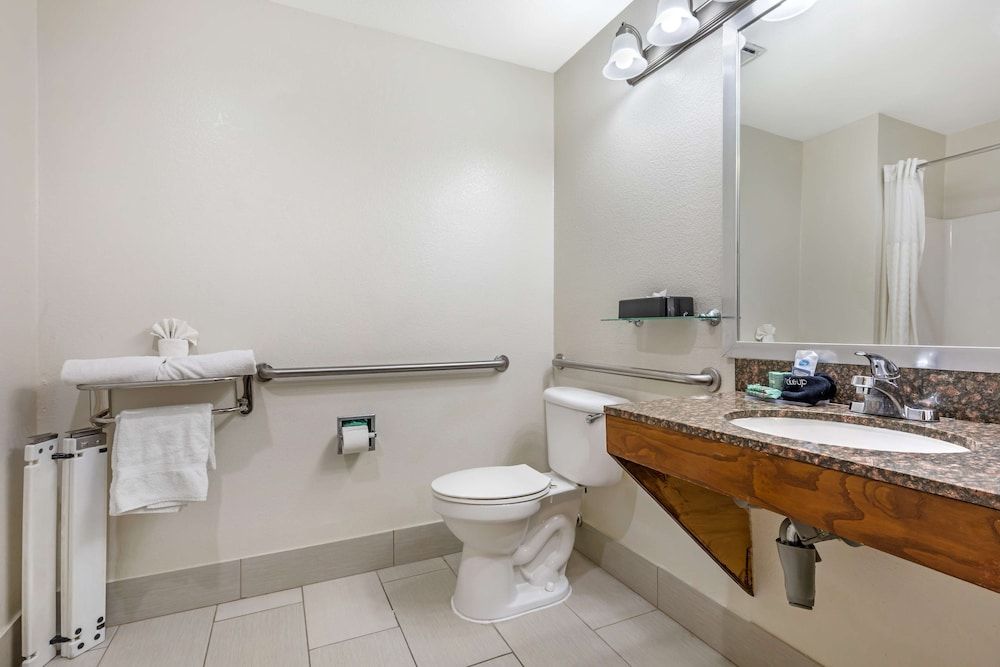 Best Western Club House Inn & Suites Standard Room, Multiple Beds, Accessible, Refrigerator & Microwave (Refrigerator & Microwave) 3