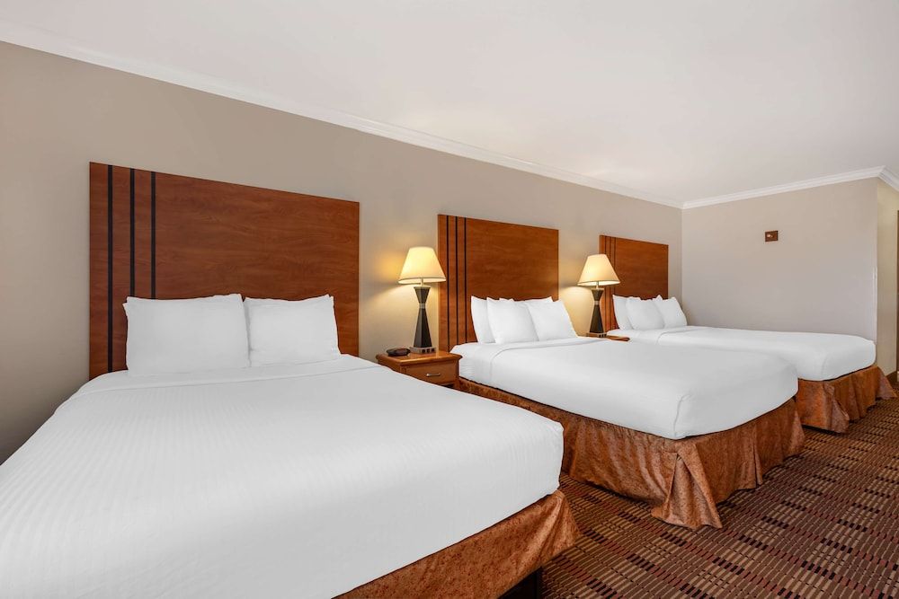 Best Western Club House Inn & Suites Standard Room, Multiple Beds, Non Smoking, Refrigerator & Microwave