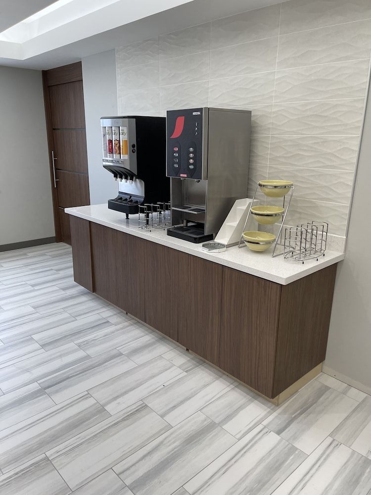 Comfort Inn & Suites Room, 1 King Bed, Accessible, Non Smoking (Roll-in shower) 11