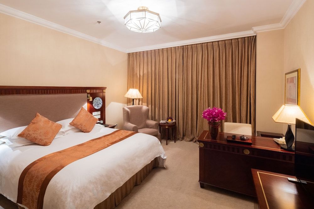 Executive Room, 1 King Bed, City View