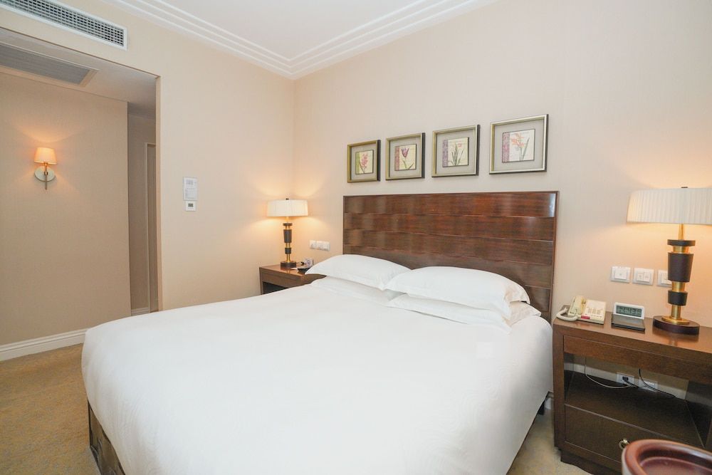 Suite, City View