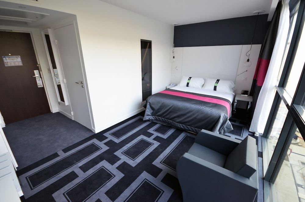 Standard Room, 1 Queen Bed (Bath/Shower Combo)