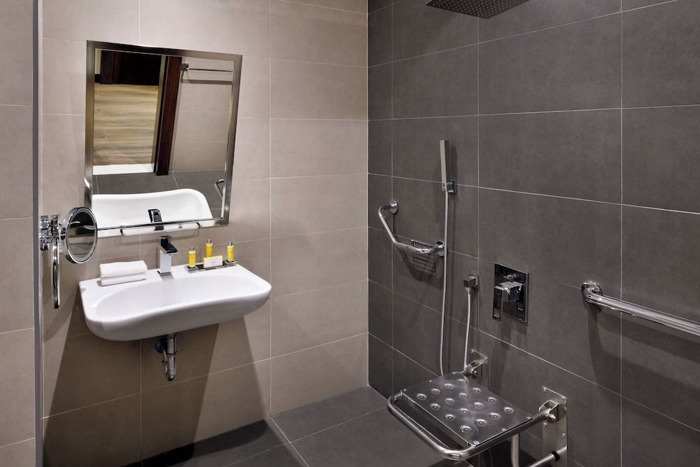 Riyadh Airport Marriott Hotel Deluxe Room, 1 King Bed 5