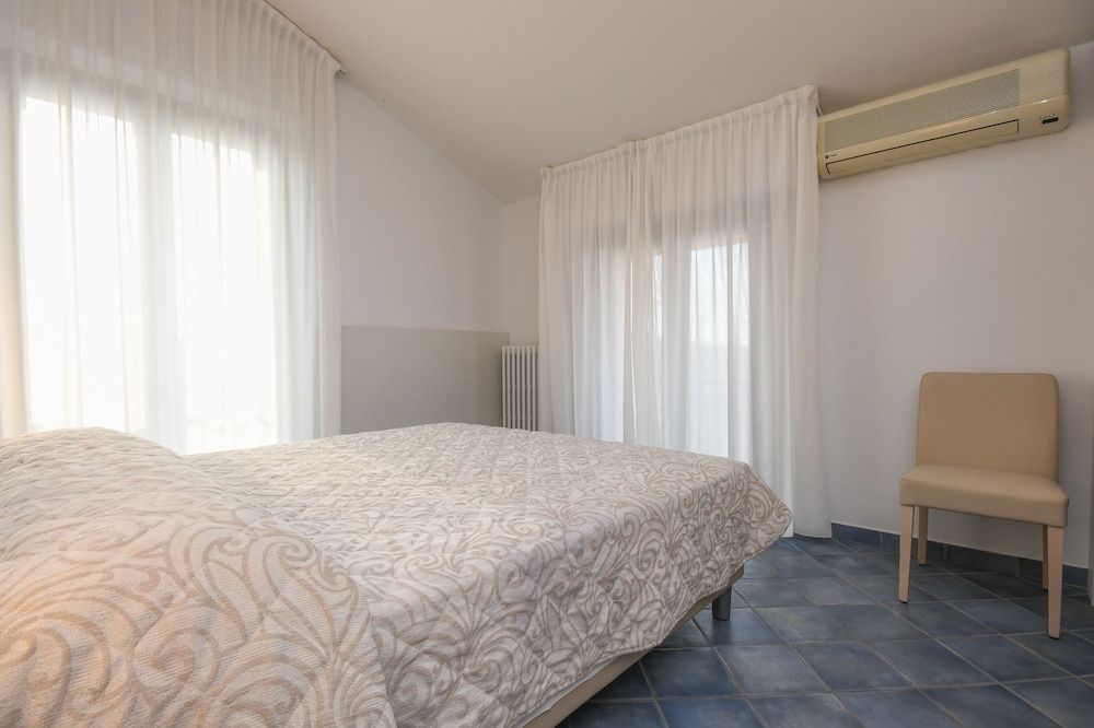 Hotel Riel Room, Multiple Beds 7